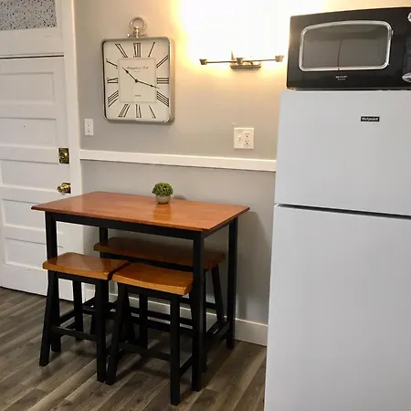 Spacious Historic Apartments In Lakeview Chicago - Walk To Wrigley, Nightlife, Shops, Hospitals