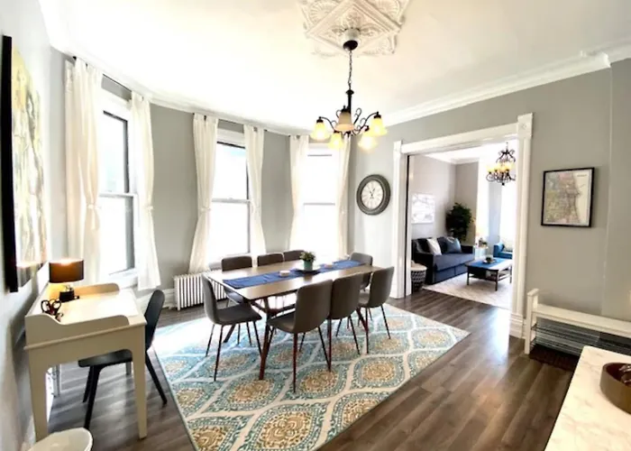 Walk To Wrigley 3br1ba Sleeps 8 Free Parking Apartment *
