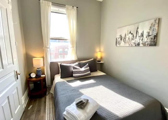 Walk To Wrigley 3br1ba Sleeps 8 Free Parking Apartment