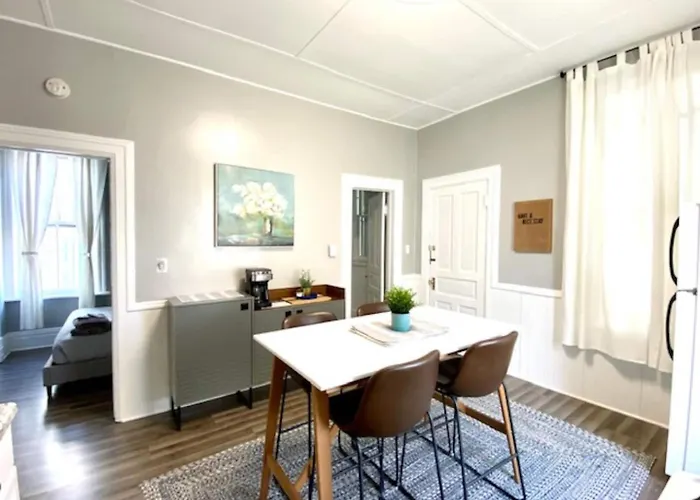 Walk To Wrigley 3br1ba Sleeps 8 Free Parking