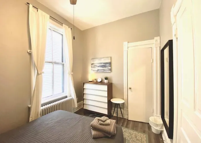 Walk To Wrigley 3br1ba Sleeps 8 Free Parking