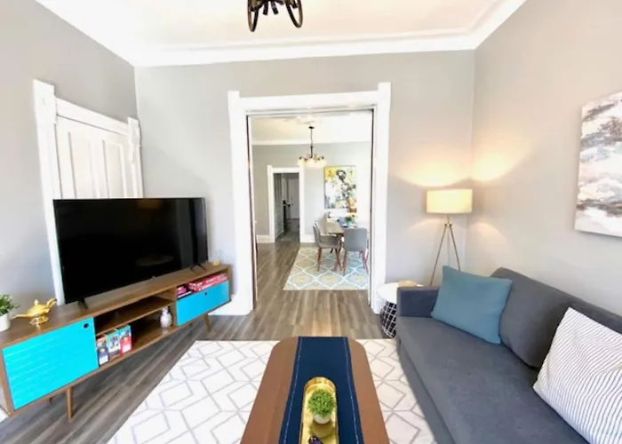 Walk To Wrigley 3br1ba Sleeps 8 Free Parking Apartment