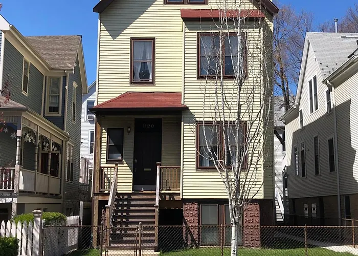 Walk To Wrigley 3br1ba Sleeps 8 Free Parking *
